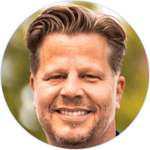 Alex Fischer, Unternehmerlegende und Investor, bekannt für Erfolg mit KlickTipp in Live-Trainings.