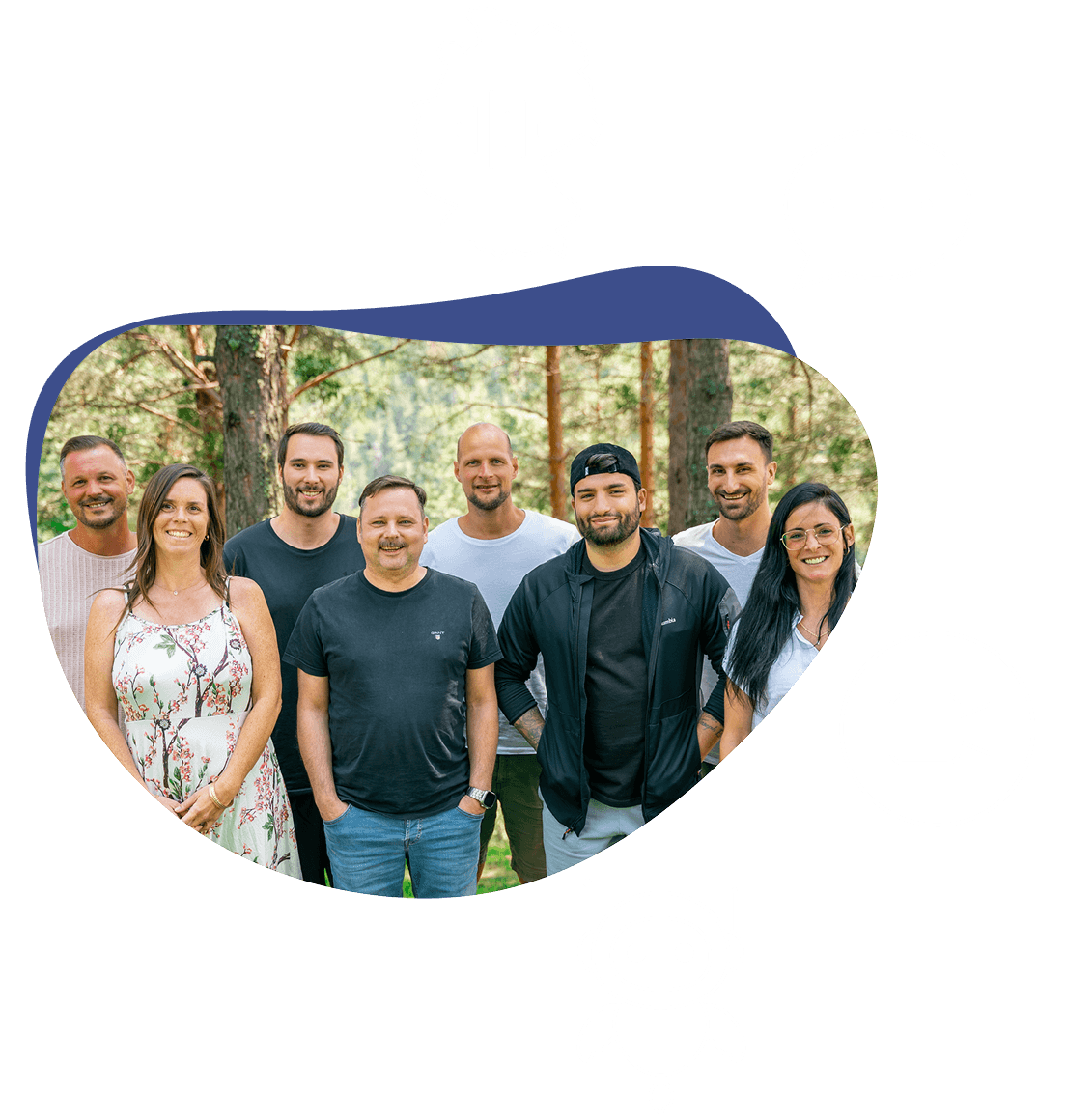 KlickTipp-Support-Team lächelt im Freien, umgeben von Symbolen für Deutschland, Chat und Video. Experten im Vertrauensmarketing.