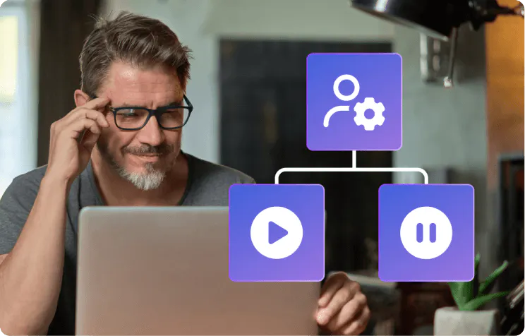 Mann am Laptop steuert E-Mail-Kampagnen mit KlickTipp KI-Agent, symbolisiert durch Automatisierungsicons.