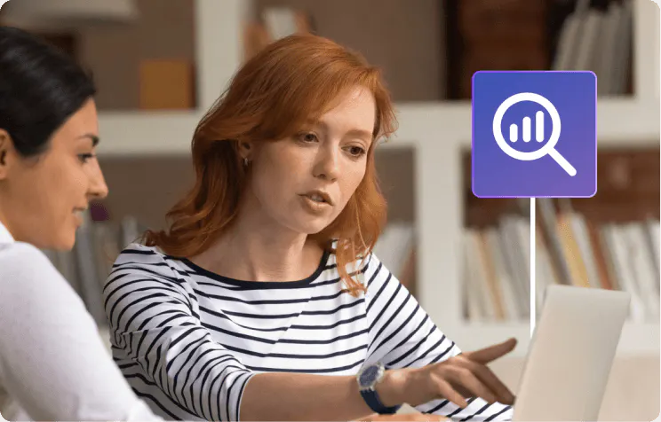 Zwei Frauen besprechen E-Mail-Marketing-Analysen auf einem Laptop mit KlickTipp KI-Agent, Symbol für Datenanalyse sichtbar.