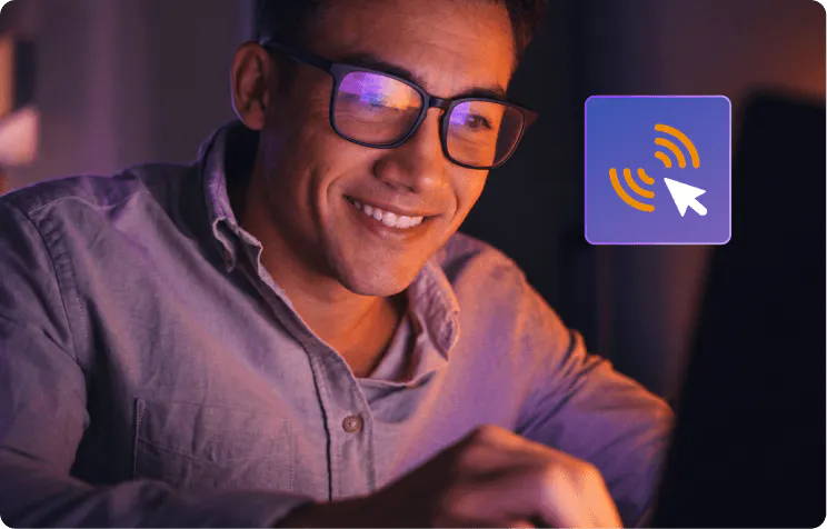 Mann am Computer mit KlickTipp-Logo. Nutzt KI-Agent für personalisiertes E-Mail-Marketing und Datenanalyse.