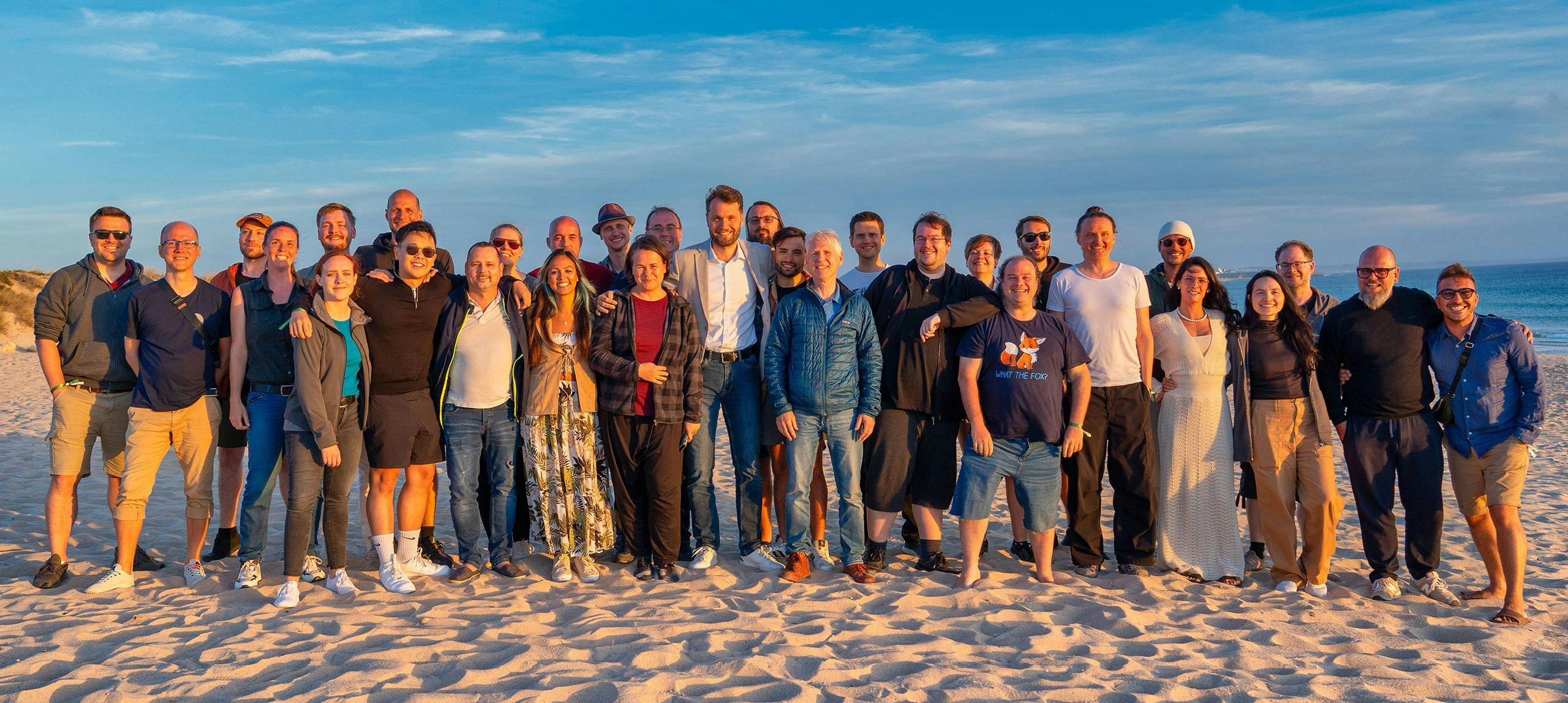 KlickTipp Teamfoto am Strand, zeigt das engagierte Team, das hinter erfolgreichen Experten-Businesses steht.